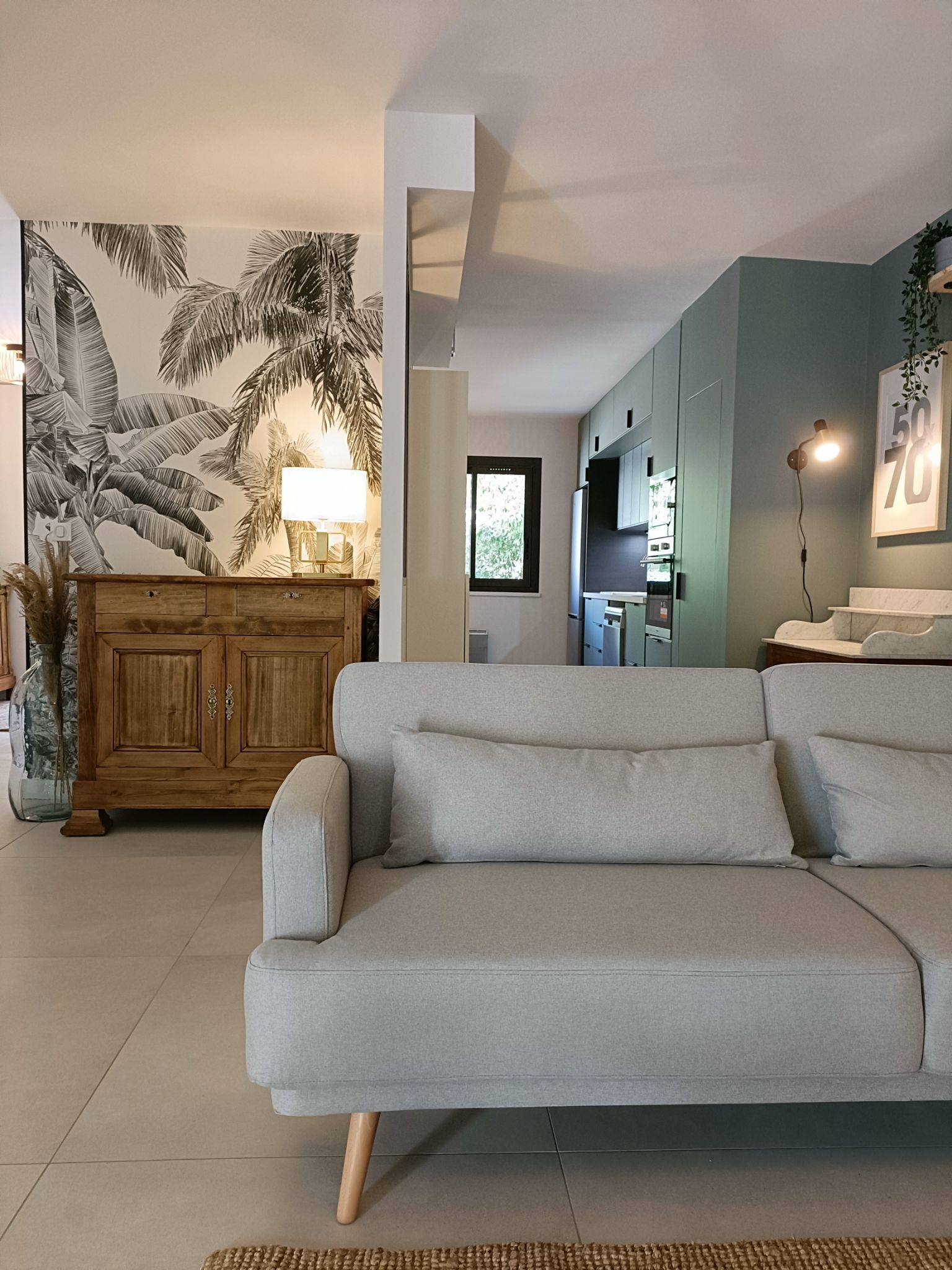 Rénovation d'un salon contemporain avec un espace bureau d'une villa au Pradet dans le Var