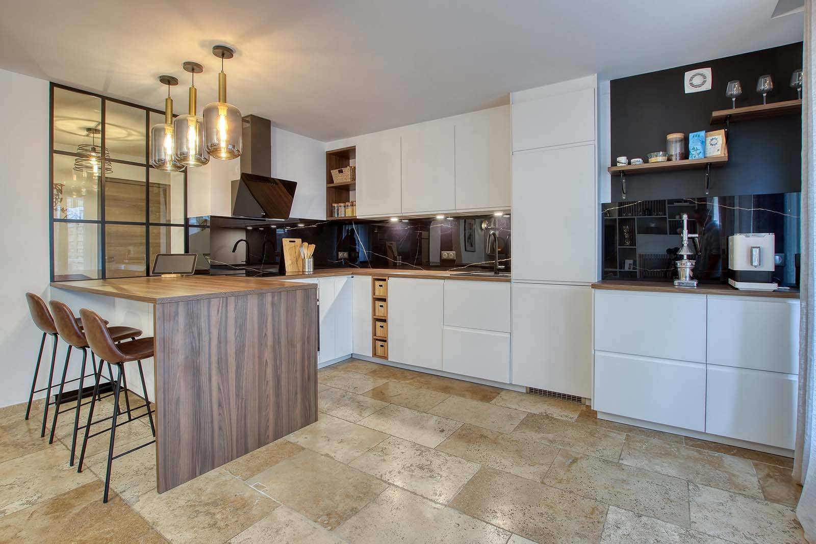 Rénovation d'une cuisine aux lignes modernes et épurées dans le centre ville d'Antibes dans les Aples-Martimes