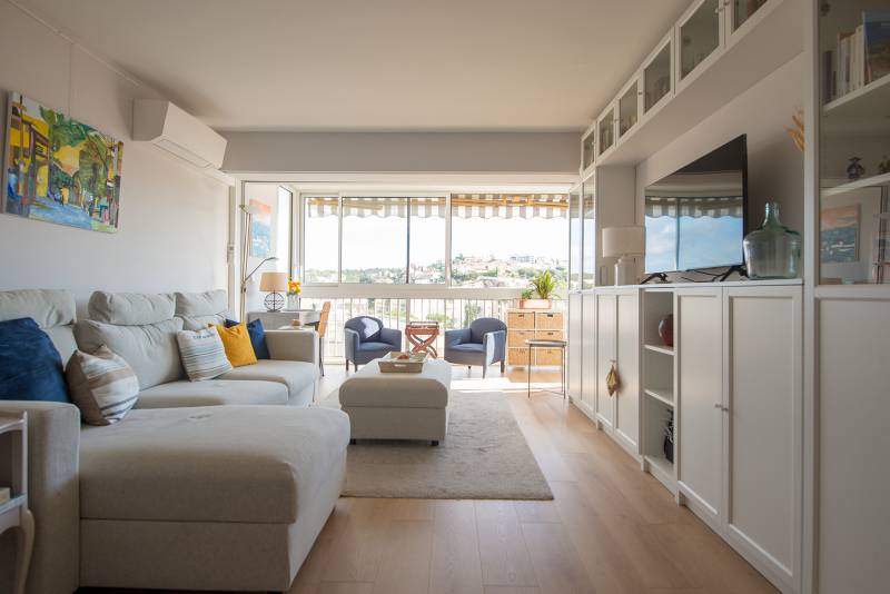 Réaménagement d'une pièce de vie avec bibliothèque sur mesure par une architecte d'intérieur à Saint-Raphaël dans le Var