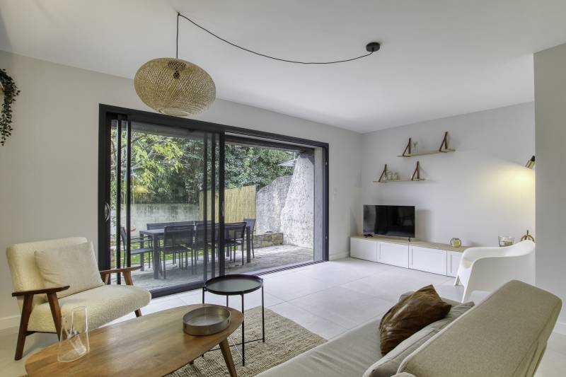 Rénovation complète d'une pièce de vie avec création d'une salle d'eau dans une maison mitoyenne au Pradet dans le Var