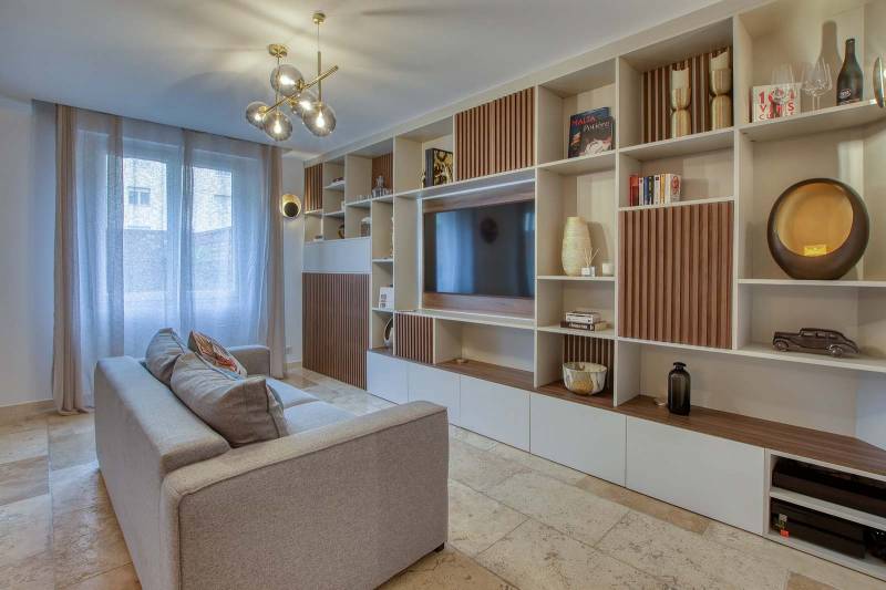 Agencement d'un bibliothèque sur mesure dans une pièce à vivre, dans le centre ville d'Antibes dans les Alpes-Maritimes