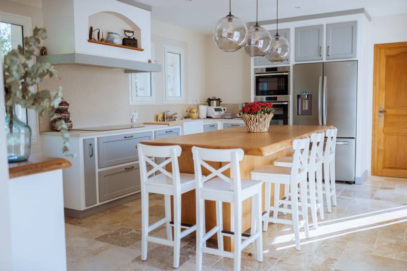 Rénovation d'une cuisine de 20m² style néoprovençale d'une villa à la Motte dans le Var